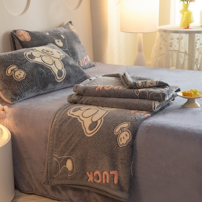 91家纺网 家纺一手货源 找家纺 慕梵家居 2024新款雪花绒多功能包边毛毯 泰迪熊