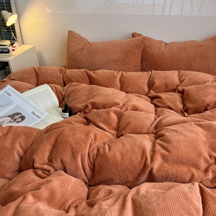 91家纺网 家纺一手货源 找家纺 六巷胡同 2024新款INS博主风山茶花牛奶绒四件套 山茶花-焦糖棕