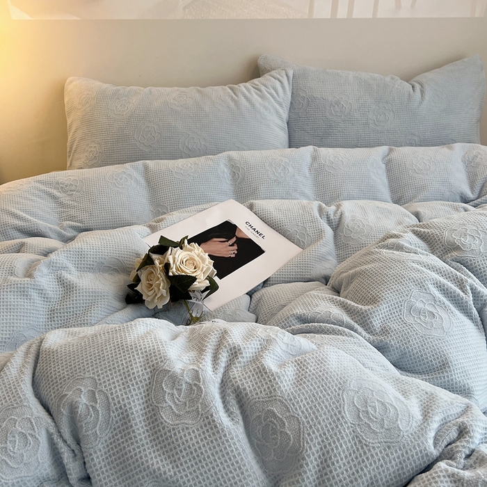 91家纺网 家纺一手货源 找家纺 六巷胡同 2024新款INS博主风山茶花牛奶绒四件套 山茶花-奶油蓝