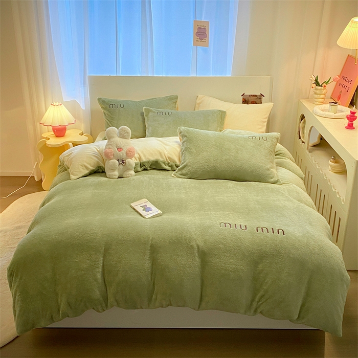 91家纺网 家纺一手货源 找家纺 启程家纺 2024新款A类加厚北极绒拼牛奶绒字母刺绣四件套 北极绒-浅草绿+奶油黄