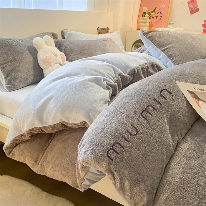 91家纺网 家纺一手货源 找家纺 启程家纺 2024新款A类加厚北极绒拼牛奶绒字母刺绣四件套 北极绒-中灰+天蓝