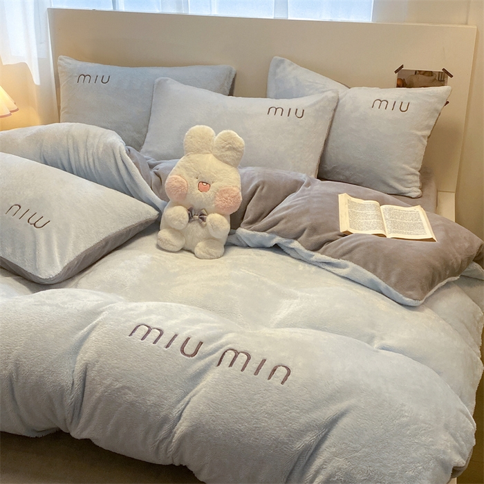 91家纺网 家纺一手货源 找家纺 启程家纺 2024新款A类加厚北极绒拼牛奶绒字母刺绣四件套 北极绒-天蓝+中灰