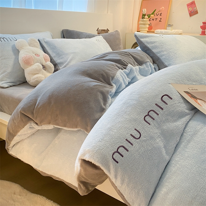 91家纺网 家纺一手货源 找家纺 启程家纺 2024新款A类加厚北极绒拼牛奶绒字母刺绣四件套 北极绒-天蓝+中灰