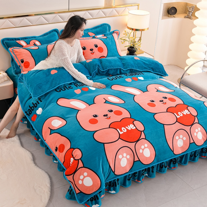 91家纺网 家纺一手货源 找家纺 芯诗曼2025新款8.5斤直播热款高克重牛奶绒法莱绒水晶金貂法莱绒四件套可爱兔