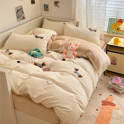 2024新款牛奶绒毛巾绣花四件套宝宝绒婴儿绒秋冬加厚法莱绒法兰绒珊瑚绒水晶绒三件套 腊肠狗