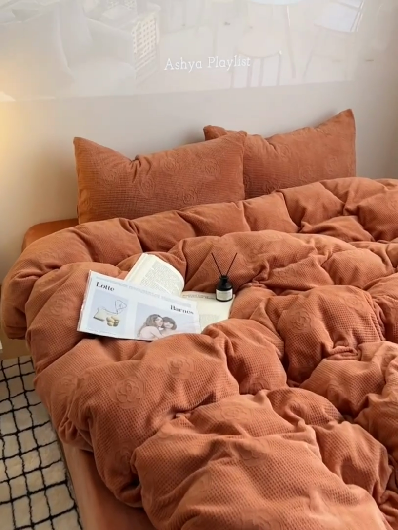 91家纺网 家纺一手货源 找家纺 六巷胡同 2024新款INS博主风山茶花牛奶绒四件套 山茶花-焦糖棕