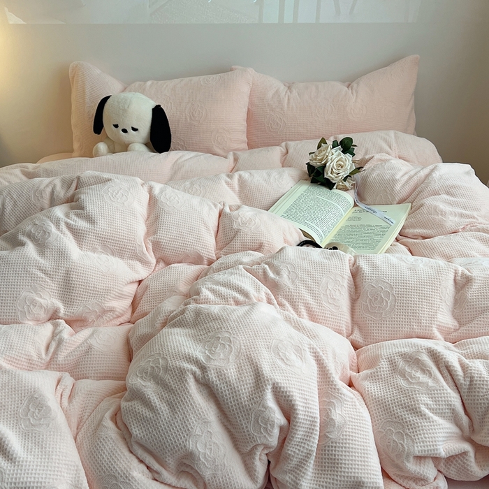 91家纺网 家纺一手货源 找家纺 六巷胡同 2024新款INS博主风山茶花牛奶绒四件套 山茶花-薄樱粉