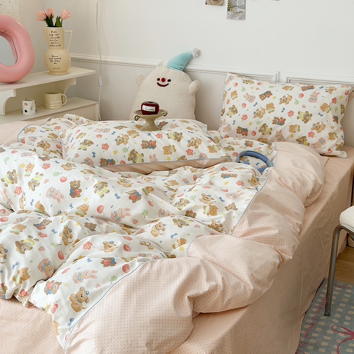 91家纺网 家纺一手货源 找家纺 昔可家纺 2024新款全棉拼接嵌绳款四件套 油画樱桃小熊