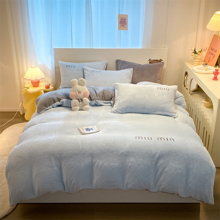 91家纺网 家纺一手货源 找家纺 启程家纺 2024新款A类加厚北极绒拼牛奶绒字母刺绣四件套 北极绒-天蓝+中灰