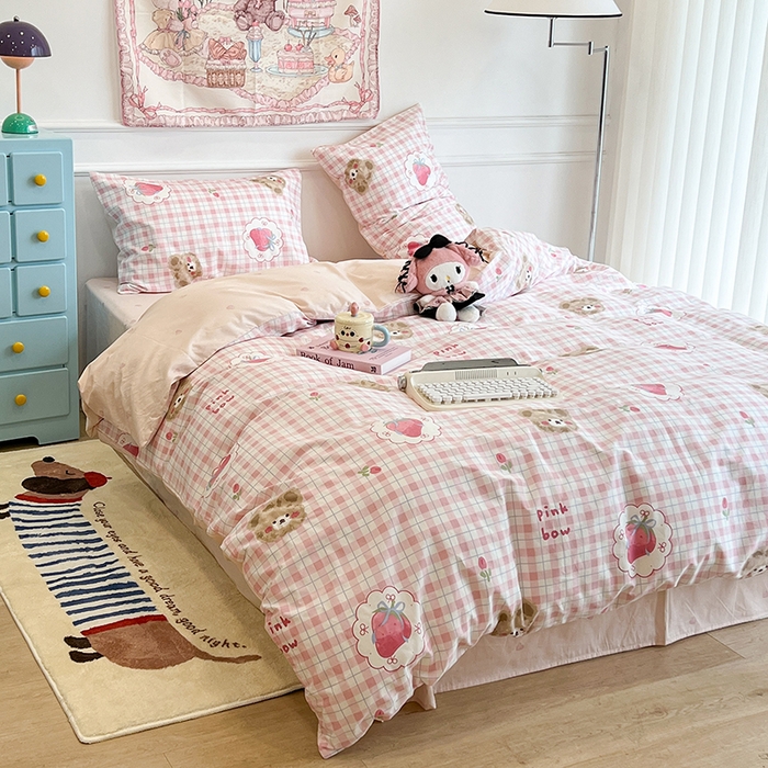 91家纺网 家纺一手货源 找家纺 昔可家纺 2024新款13372全棉亲肤四件套-卡通系列 格子草莓熊