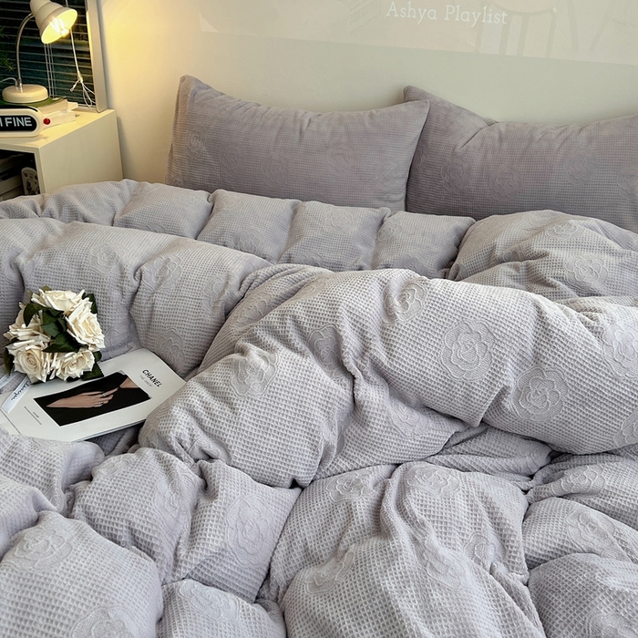 91家纺网 家纺一手货源 找家纺 六巷胡同 2024新款INS博主风山茶花牛奶绒四件套 山茶花-芋泥紫