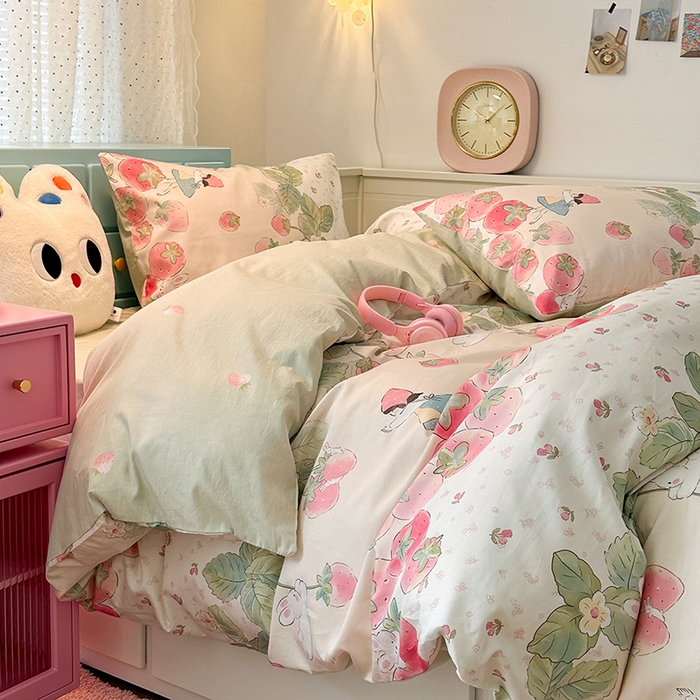 91家纺网 家纺一手货源 找家纺 昔可家纺 2024新款13372全棉亲肤四件套-卡通系列 草莓女孩