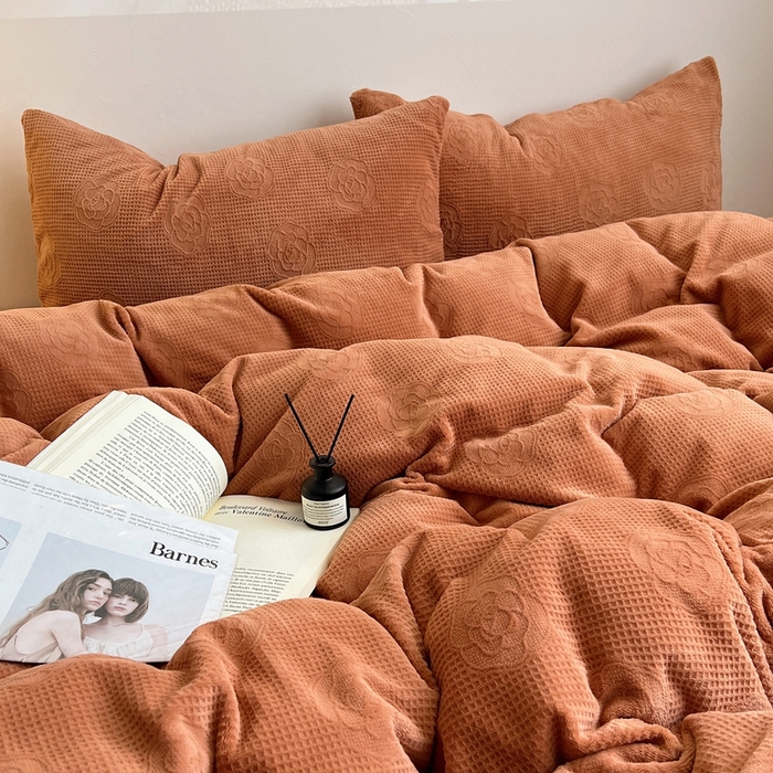 91家纺网 家纺一手货源 找家纺 六巷胡同 2024新款INS博主风山茶花牛奶绒四件套 山茶花-焦糖棕