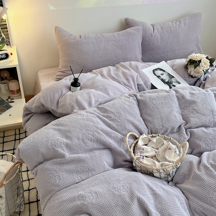 91家纺网 家纺一手货源 找家纺 六巷胡同 2024新款INS博主风山茶花牛奶绒四件套 山茶花-芋泥紫