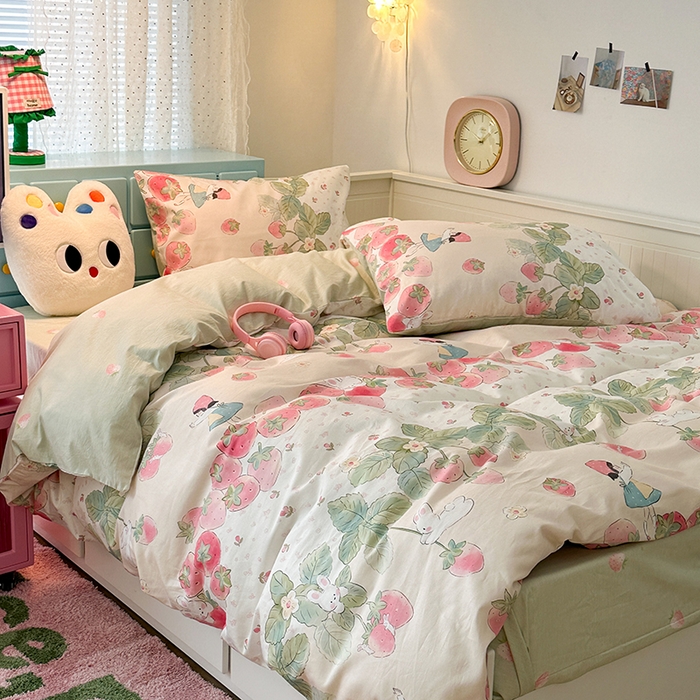 91家纺网 家纺一手货源 找家纺 昔可家纺 2024新款13372全棉亲肤四件套-卡通系列 草莓女孩