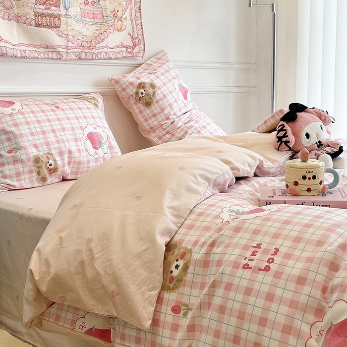 91家纺网 家纺一手货源 找家纺 昔可家纺 2024新款13372全棉亲肤四件套-卡通系列 格子草莓熊