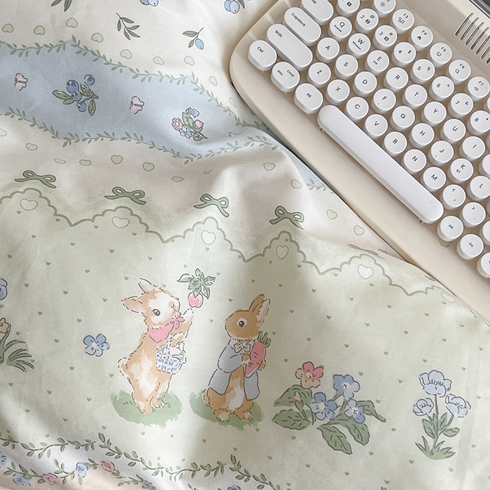 91家纺网 家纺一手货源 找家纺 昔可家纺 2024新款13372全棉亲肤四件套-卡通系列 果实草莓兔