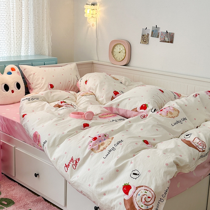 91家纺网 家纺一手货源 找家纺 昔可家纺 2024新款13372全棉亲肤四件套-卡通系列 草莓瑞士卷