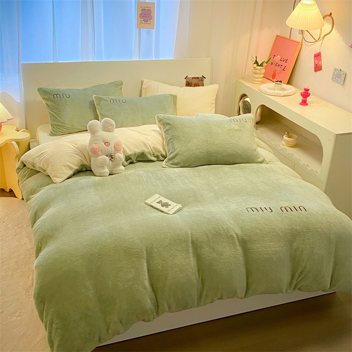 91家纺网 家纺一手货源 找家纺 启程家纺 2024新款A类加厚北极绒拼牛奶绒字母刺绣四件套 北极绒-浅草绿+奶油黄