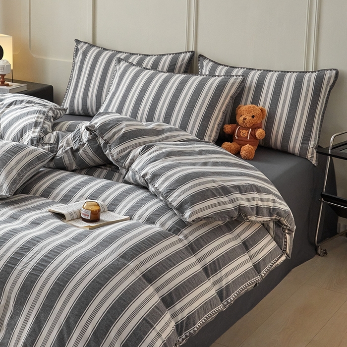 91家纺网 家纺一手货源 找家纺 吉象家纺 2024新款A类全棉色织水洗棉贝壳边三角针四件套    青春浅灰