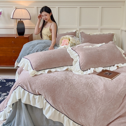 91家纺网 家纺一手货源 找家纺 KA家纺 2025冬季新款雕花牛奶绒洛丽塔系列四件套-场景一 洛丽塔豆沙