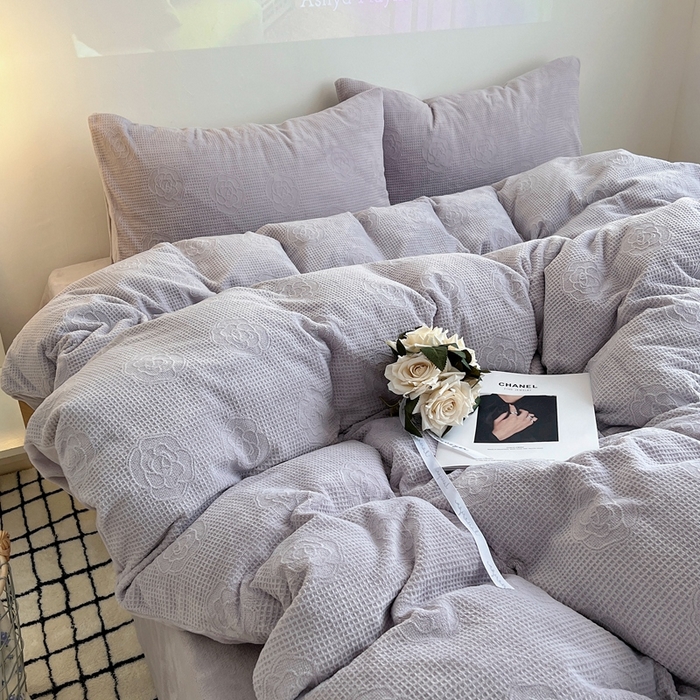 91家纺网 家纺一手货源 找家纺 六巷胡同 2024新款INS博主风山茶花牛奶绒四件套 山茶花-芋泥紫