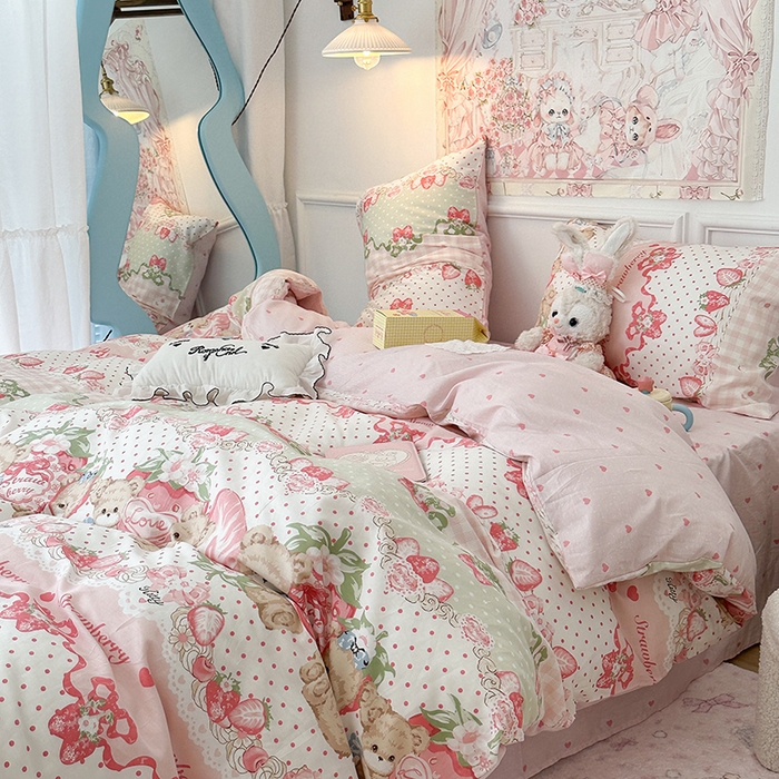 91家纺网 家纺一手货源 找家纺 昔可家纺 2024新款13070全棉四件套系列第二批 草莓洛丽塔熊