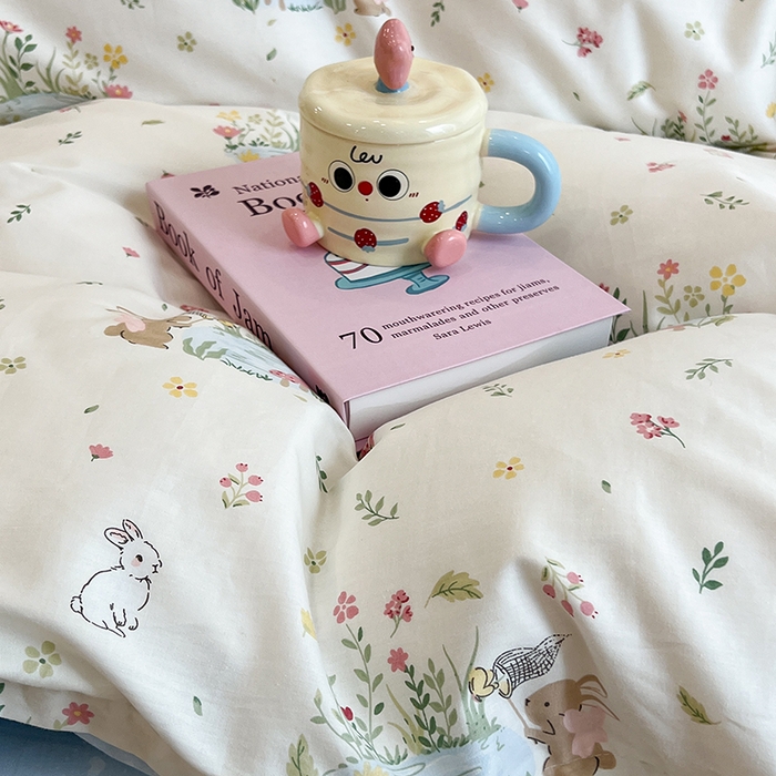 91家纺网 家纺一手货源 找家纺 昔可家纺 2024新款13372全棉亲肤四件套-小清新系列 兔兔的游园会