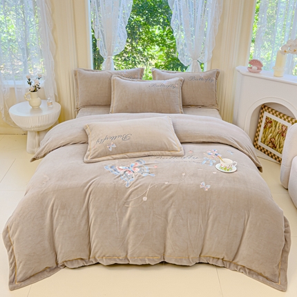 91家纺网 家纺一手货源 找家纺 慕克斯 2024新款重工刺绣牛奶绒四件套-花仙子 花仙子驼色