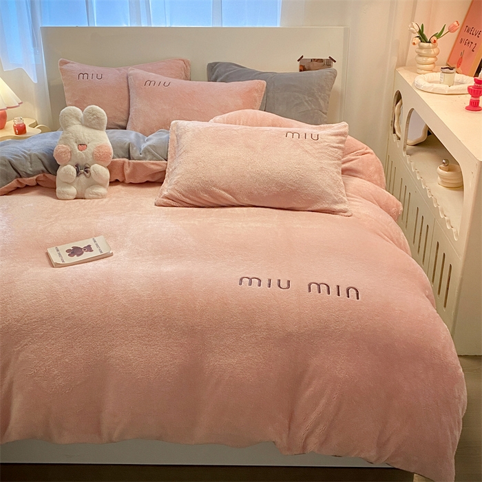 91家纺网 家纺一手货源 找家纺 启程家纺 2024新款A类加厚北极绒拼牛奶绒字母刺绣四件套 北极绒-藕粉+中灰