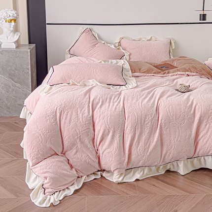 91家纺网 家纺一手货源 找家纺 KA家纺 2025冬季新款雕花牛奶绒洛丽塔系列四件套-场景二 洛丽塔粉