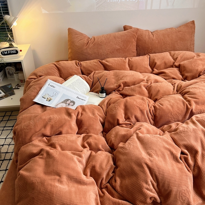 91家纺网 家纺一手货源 找家纺 六巷胡同 2024新款INS博主风山茶花牛奶绒四件套 山茶花-焦糖棕