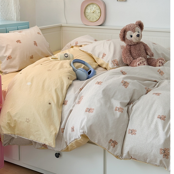 91家纺网 家纺一手货源 找家纺 昔可家纺 2024新款13372全棉亲肤四件套-卡通系列 复古小棕熊