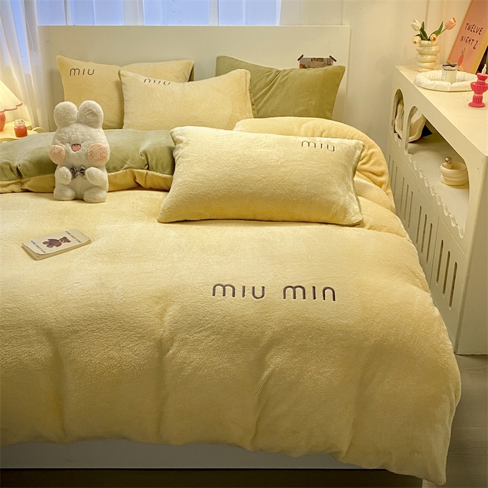 91家纺网 家纺一手货源 找家纺 启程家纺 2024新款A类加厚北极绒拼牛奶绒字母刺绣四件套 北极绒-麦芽黄+浅草绿