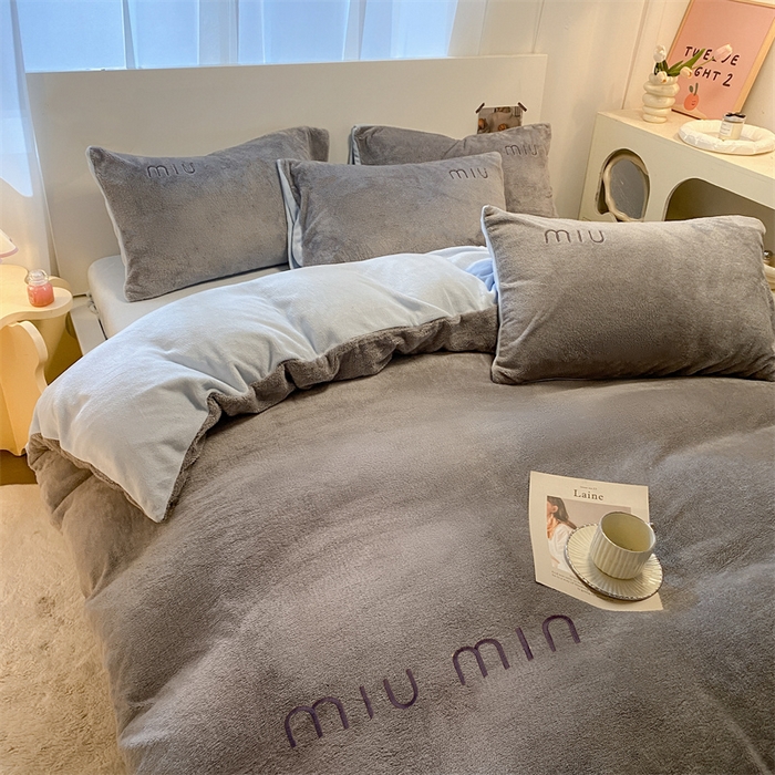 91家纺网 家纺一手货源 找家纺 启程家纺 2024新款A类加厚北极绒拼牛奶绒字母刺绣四件套 北极绒-中灰+天蓝