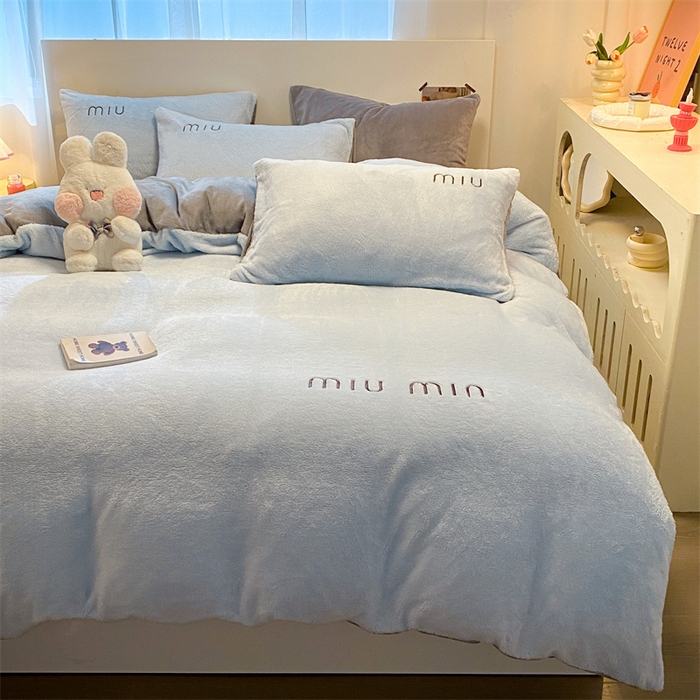 91家纺网 家纺一手货源 找家纺 启程家纺 2024新款A类加厚北极绒拼牛奶绒字母刺绣四件套 北极绒-天蓝+中灰