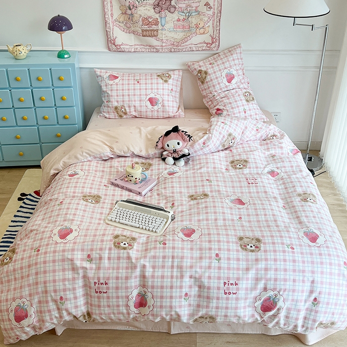 91家纺网 家纺一手货源 找家纺 昔可家纺 2024新款13372全棉亲肤四件套-卡通系列 格子草莓熊