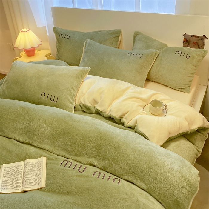 91家纺网 家纺一手货源 找家纺 启程家纺 2024新款A类加厚北极绒拼牛奶绒字母刺绣四件套 北极绒-浅草绿+奶油黄