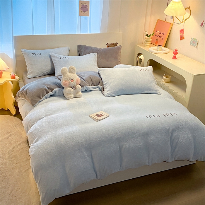 91家纺网 家纺一手货源 找家纺 启程家纺 2024新款A类加厚北极绒拼牛奶绒字母刺绣四件套 北极绒-天蓝+中灰