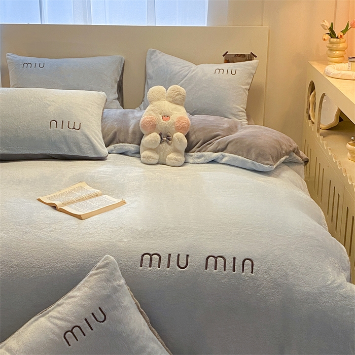 91家纺网 家纺一手货源 找家纺 启程家纺 2024新款A类加厚北极绒拼牛奶绒字母刺绣四件套 北极绒-天蓝+中灰