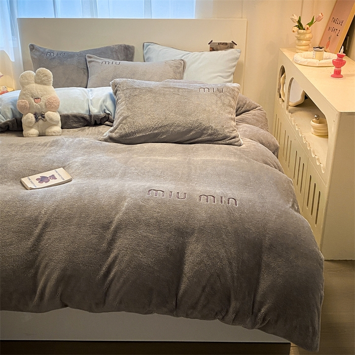 91家纺网 家纺一手货源 找家纺 启程家纺 2024新款A类加厚北极绒拼牛奶绒字母刺绣四件套 北极绒-中灰+天蓝