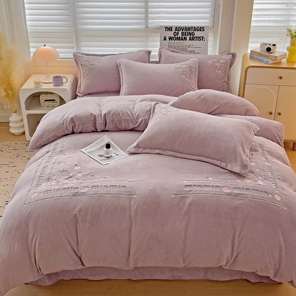91家纺网 家纺一手货源 找家纺 星尚家纺 2024新款全消光A类牛奶绒四件套-曼妙花园 香芋紫