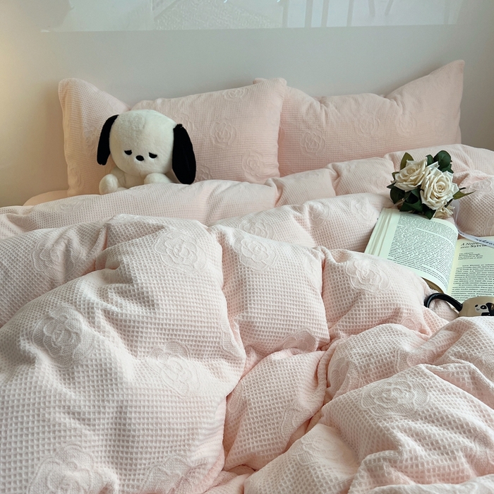 91家纺网 家纺一手货源 找家纺 六巷胡同 2024新款INS博主风山茶花牛奶绒四件套 山茶花-薄樱粉