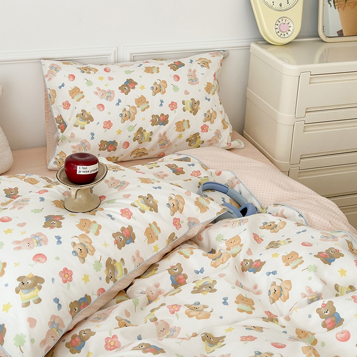 91家纺网 家纺一手货源 找家纺 昔可家纺 2024新款全棉拼接嵌绳款四件套 油画樱桃小熊