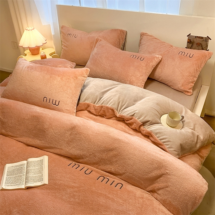 91家纺网 家纺一手货源 找家纺 启程家纺 2024新款A类加厚北极绒拼牛奶绒字母刺绣四件套 北极绒-豆沙+米灰