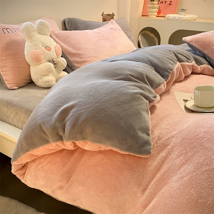 91家纺网 家纺一手货源 找家纺 启程家纺 2024新款A类加厚北极绒拼牛奶绒字母刺绣四件套 北极绒-藕粉+中灰