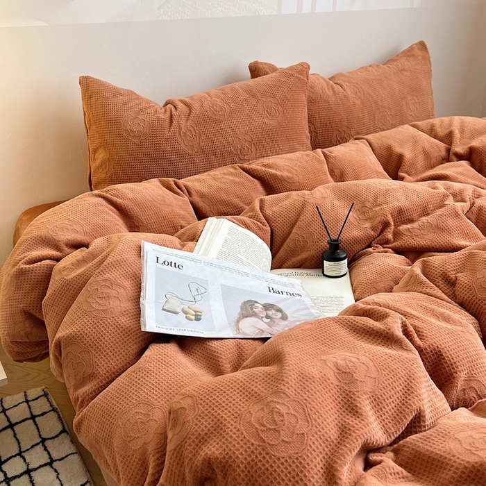 91家纺网 家纺一手货源 找家纺 六巷胡同 2024新款INS博主风山茶花牛奶绒四件套 山茶花-焦糖棕