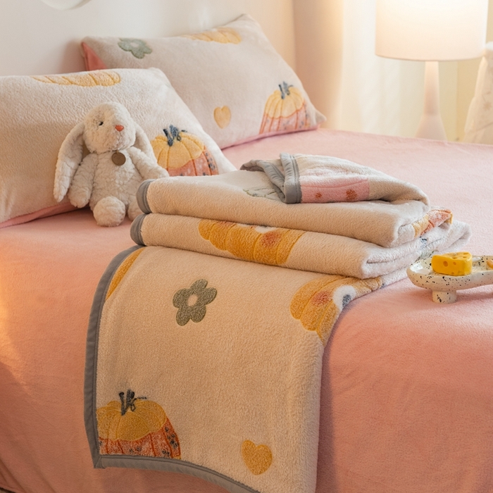 91家纺网 家纺一手货源 找家纺 慕梵家居 2024新款雪花绒多功能包边毛毯 小南瓜