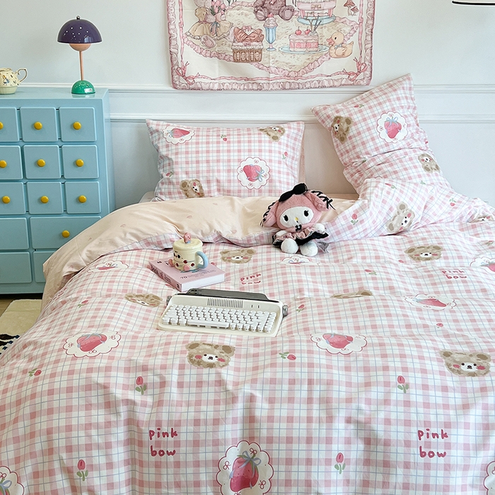 91家纺网 家纺一手货源 找家纺 昔可家纺 2024新款13372全棉亲肤四件套-卡通系列 格子草莓熊