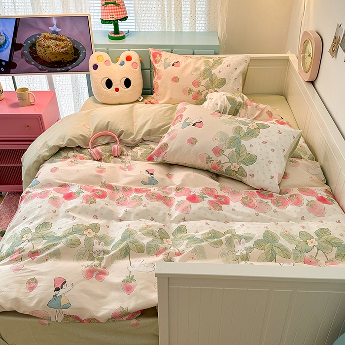 91家纺网 家纺一手货源 找家纺 昔可家纺 2024新款13372全棉亲肤四件套-卡通系列 草莓女孩